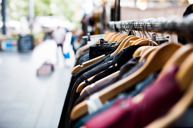 boutique--min_blur_close_up_focus_hanger_jacket_market_people_rack-1176303